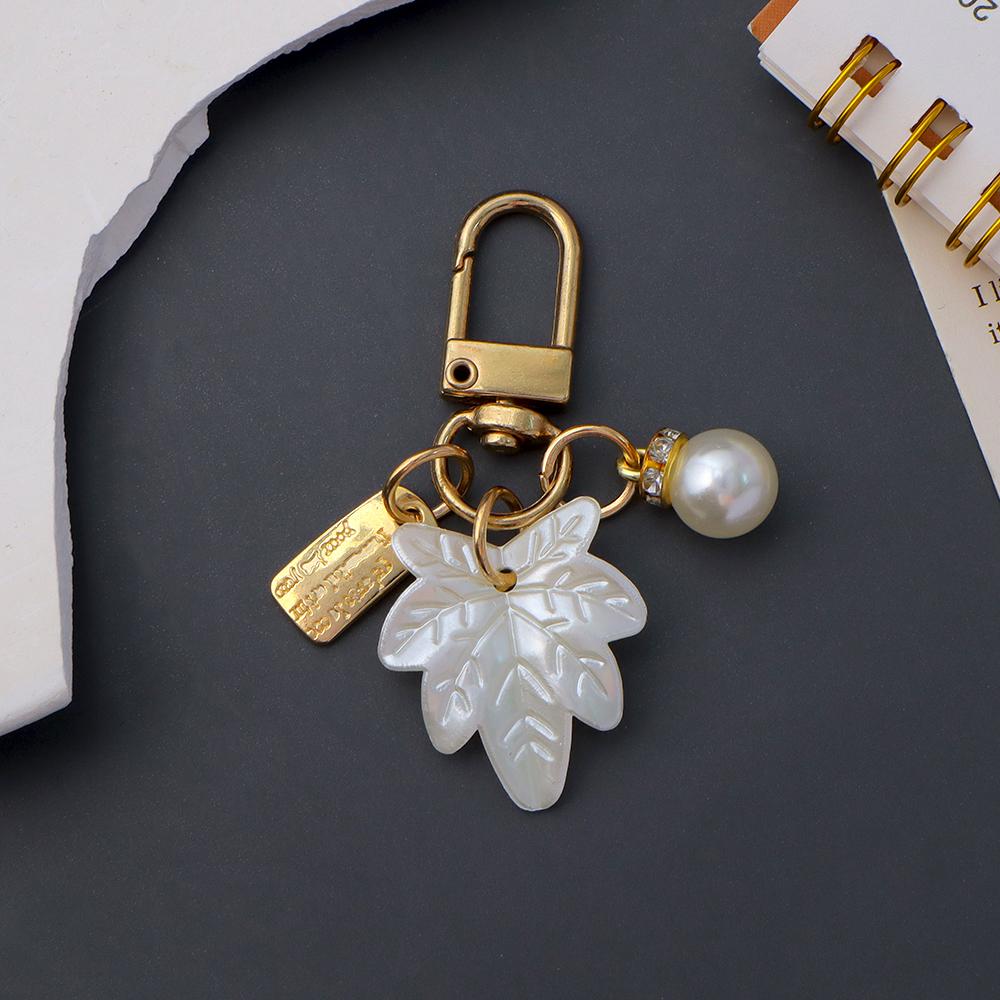 Niedlicher Perlenblumen-Schlüsselanhänger Glänzendes Muschelblatt-Schlüsselanhänger Metallanhänger Zubehör für Damen Auto Anhänger Taschenanhänger Schmuck