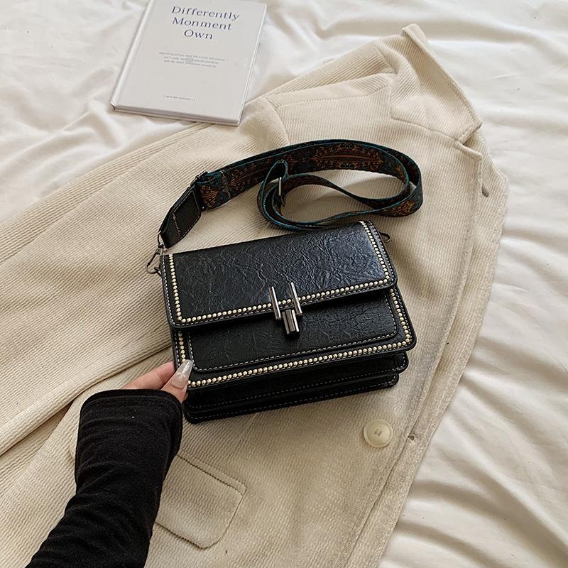 

Стильная и простая маленькая квадратная сумка с широким плечевым ремнем, ретро-тренд, откидной замок, универсальный тренд, новая женская сумка через плечо чёрный