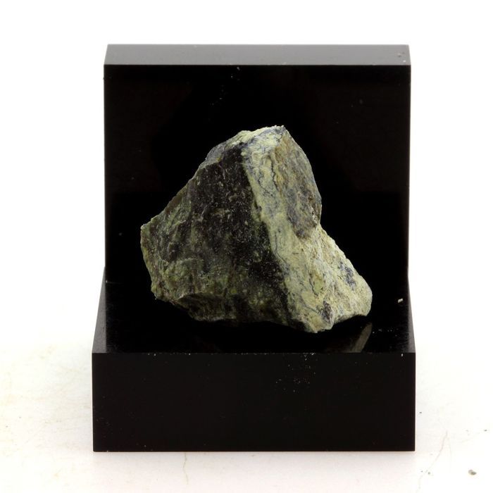 Pierres et Minéraux. Lizardite. 27.80 ct. Estrie, Québec, Canada.