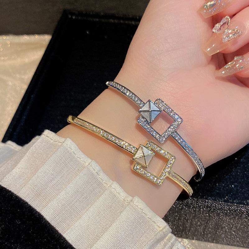 New Women's Bracelet Twisted Small Flower Bracelet European and American High-end Temperament Bracelet