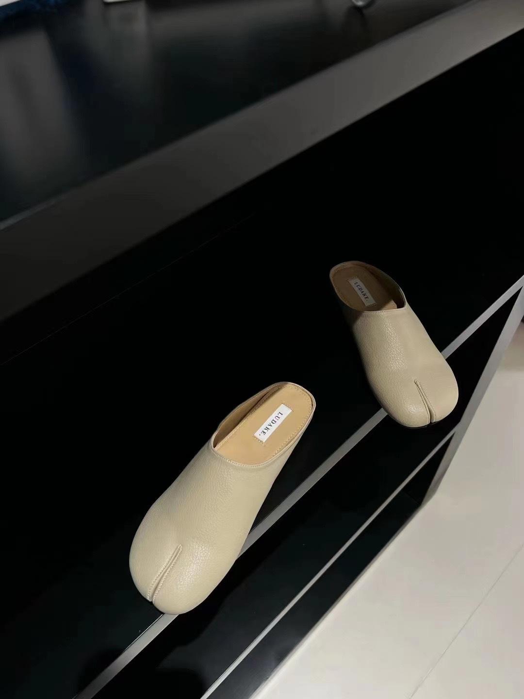 

Баотоу полутапочки для женщин для ношения весной и летом новые копытца, одноногие плосконосые тапочки-подковки 39 светло-серый