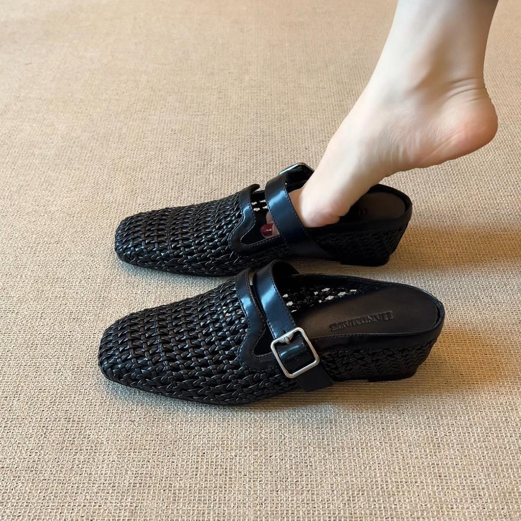 Lan Cabinet 2025 Summer New Holiday Wind Woven Wedge Heel Muller Shoes Belt Buckle Breathable Bag Head Outer Slippers