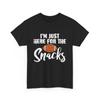Ich bin nur wegen der Snacks hier Fußball Sportliebhaber Frauen Männer T-Shirt