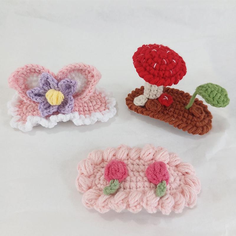 

Handmade Woolen Yarn Hair Clips: 3D Cartoon Mushroom Design for Children