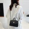 Borsa a tracolla chic nera trapuntata con delicata decorazione a farfalla, elegante borsa con manico superiore, mini alla moda per outfit quotidiani