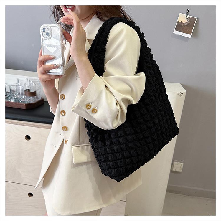 

Chic And Versatile Bubble Grid Shoulder Shopping Bag For Daily Commuting In Various Colors чорний