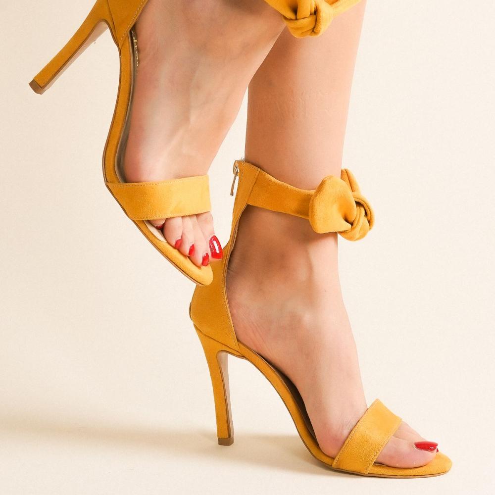 

Женские горчичные замшевые туфли на каблуке