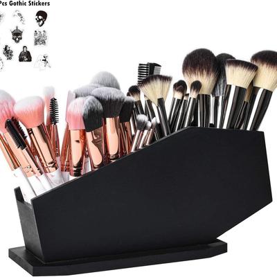 Gotický nástěnný organizér na make-up ve tvaru rakve a držák na štětce.
