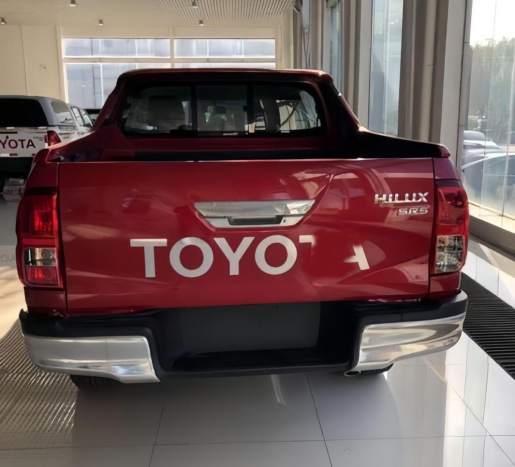 Naklejki z literami na tylną klapę Toyoty Hilux - Dekoracyjne naklejki do pickupów