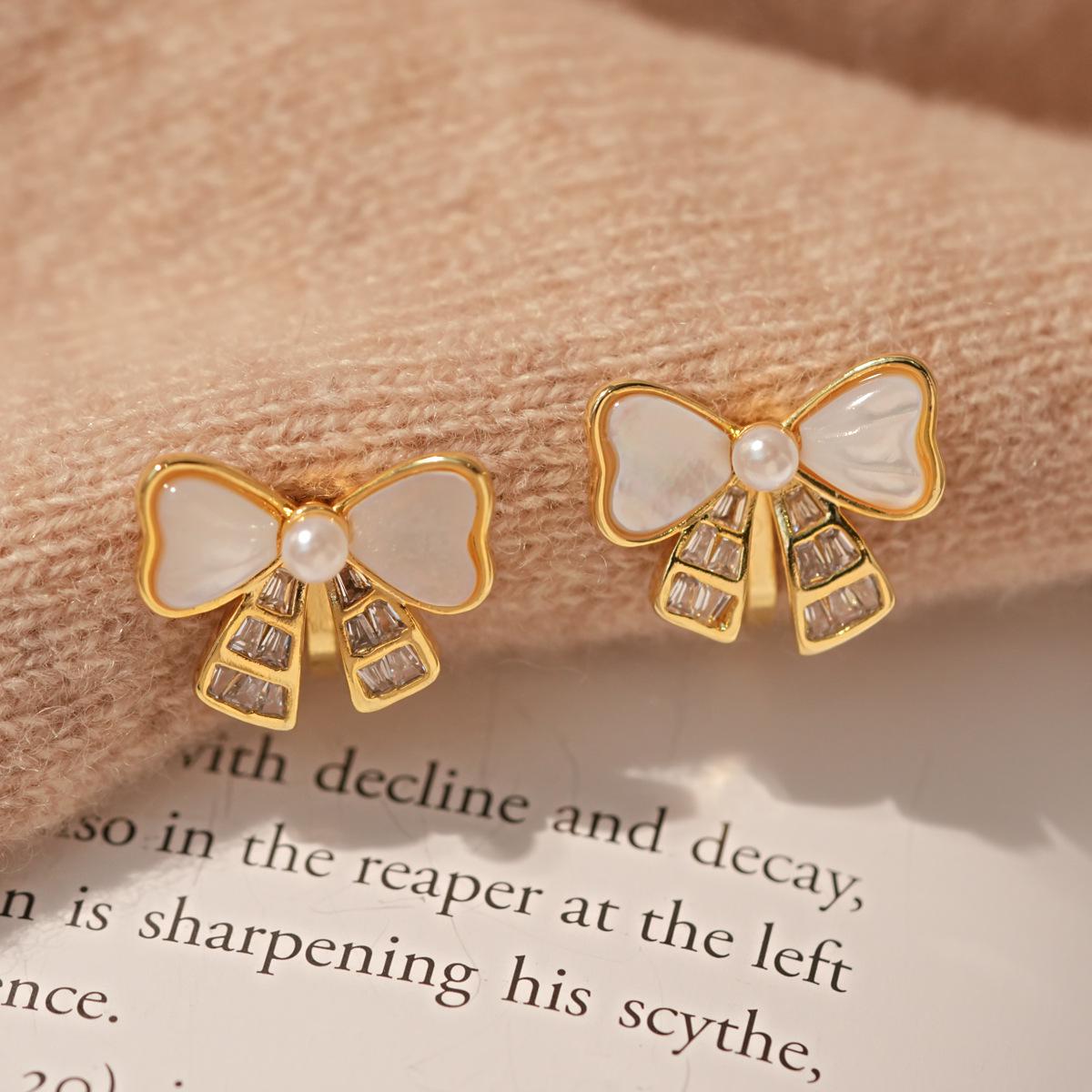 

18k Gold Plated Zircon Pearl Bow Ear Clip for Women - No Piercing Needed, Elegant Jewelry.