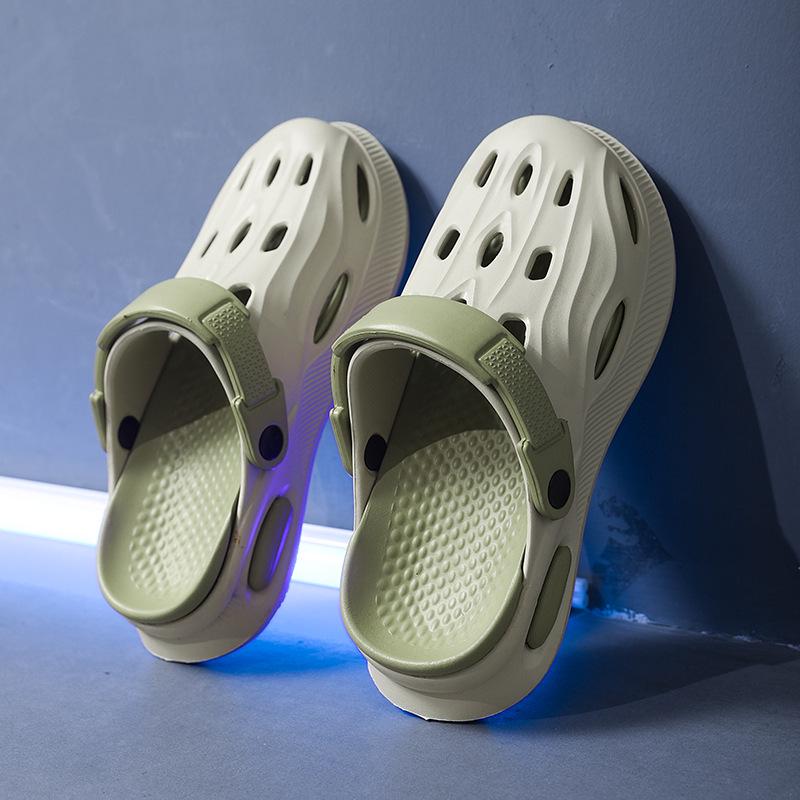 2025 Men's Summer Wear-Resistant Sports Clogs: Outdoor Closed-Toe Beach Sandals with Cushioned Comfort.
