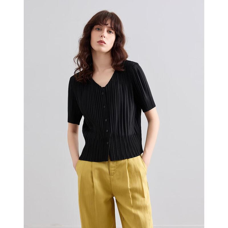 

Demana Minimalist Pleated V-Neck Slim Fit Top L