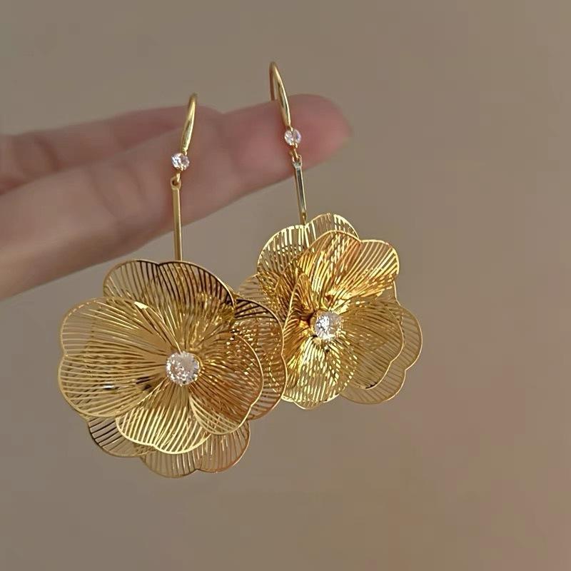 Fashion Long Tassel Petal Drop Earrings for Women Luxury Metal Crystal Hollow Flower Temperament Earrings Wedding Zircon Gifts