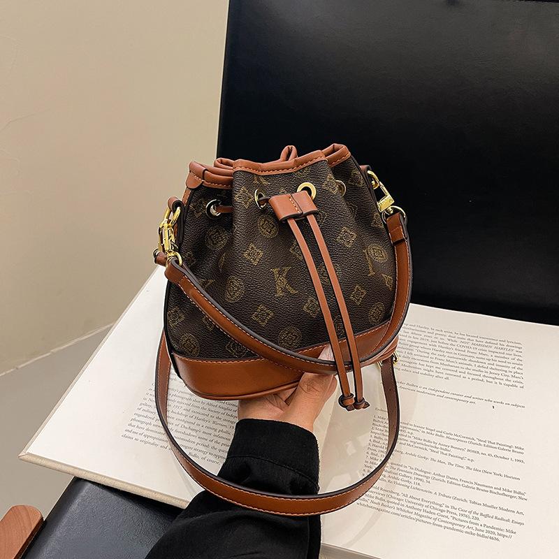 

Осень новая мода контрастный цвет туфли пояс сумка-ведро одно плечо наклонный пролет женская сумка темно-коричневого