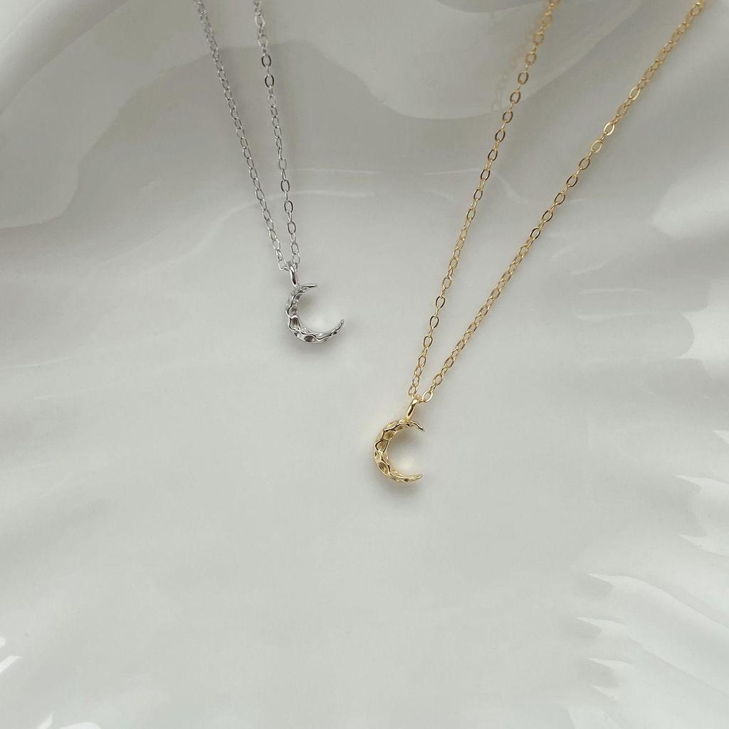 S925 Sterling Silver Moon Pendant Necklace: Women's Simple, High-End Crescent Clavicle Chain
