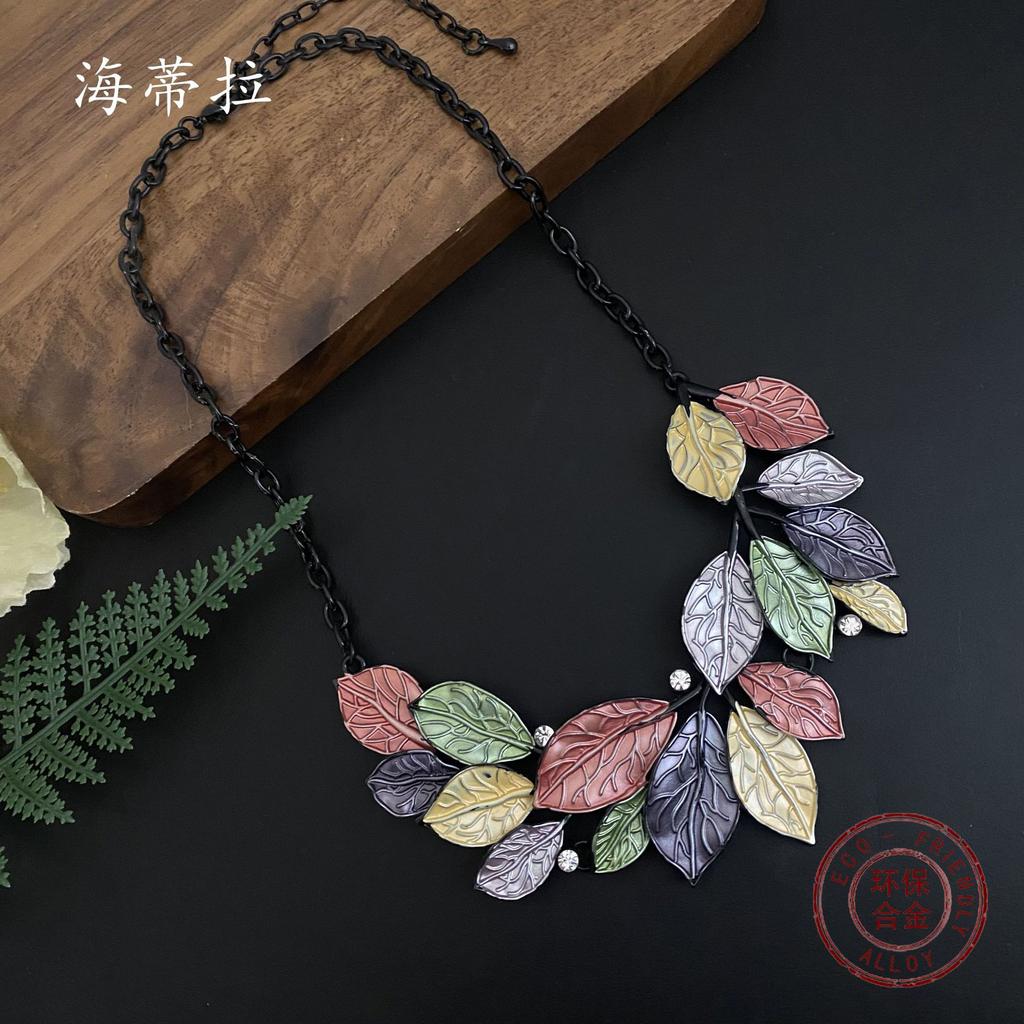Neue farbige Blatt-Spleißlegierung geschwärzte Halskette, modische farbig bemalte Ölblatt-Damenhalskette
