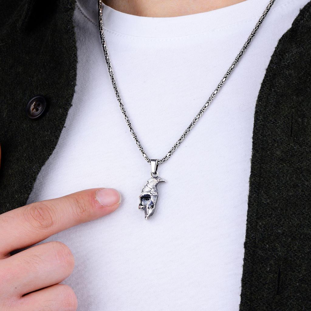 Naszyjnik z czaszką z poranioną połową twarzy, ręcznie robiony bizantyjski srebrny łańcuszek, gotycki naszyjnik z połamaną czaszką dla mężczyzn, prezent dla motocyklisty