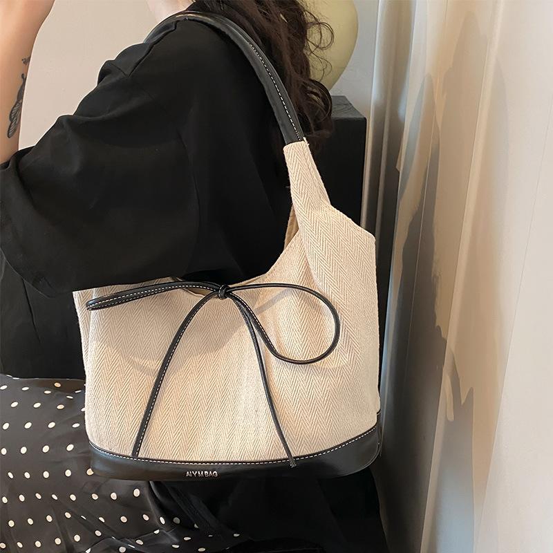 Niche Vintage Black and White Patchwork Canvas Tote Large Capacity Multifunctional Commuter Tote