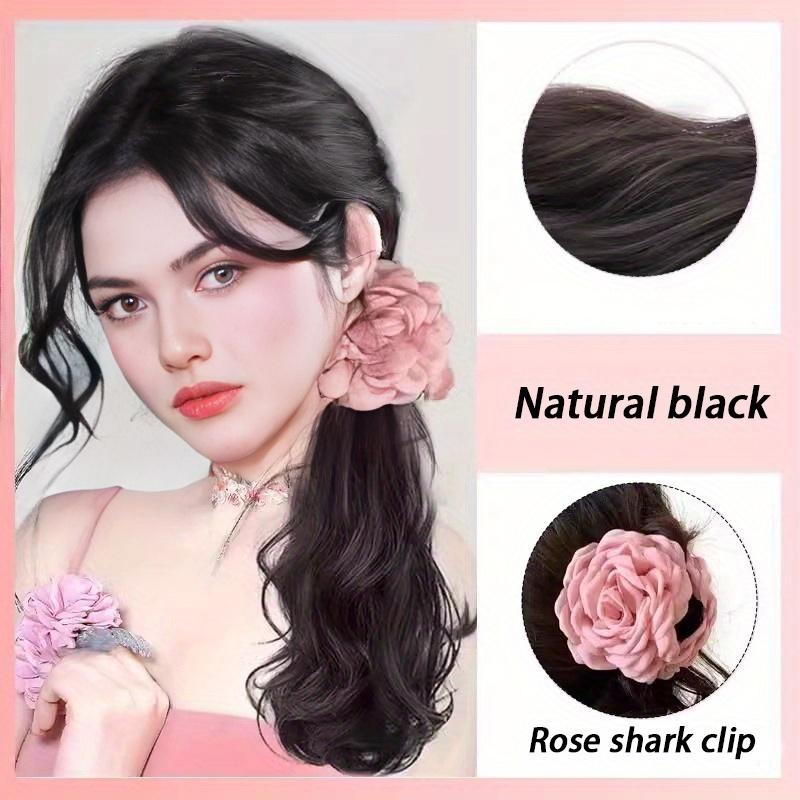 Paruka s culíkem a růžovým úchopem ve tvaru růže a stočenou stranou. Culík je přirozeně roztomilý a neviditelný cop.