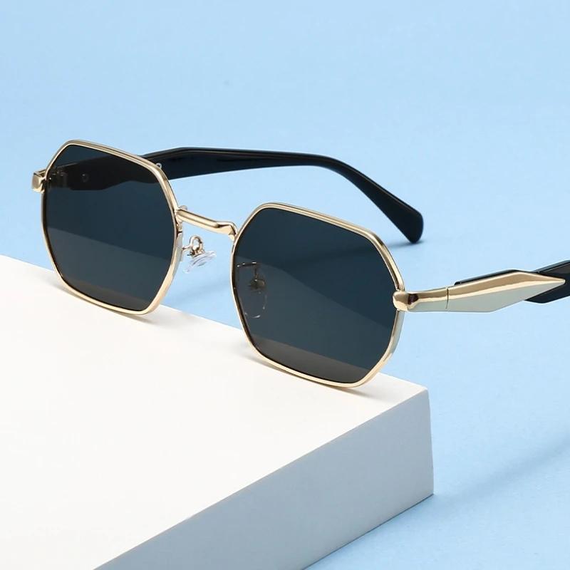 Vintage Sunglasses Women Men Retro Metal Rectangle UV400 Protection Designer Brand Eyewear Shades for Vacation Fashion