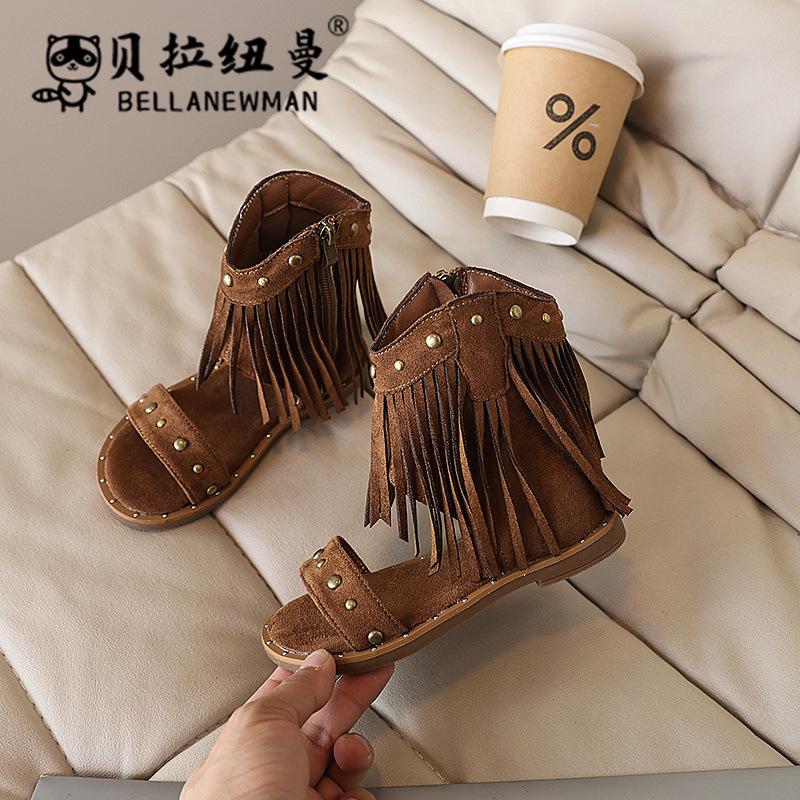 Sandali estivi alla moda per bambine, nuove scarpe romane alla moda a una cinghia, stile bohémien con nappe, stivaletti alla moda per bambini
