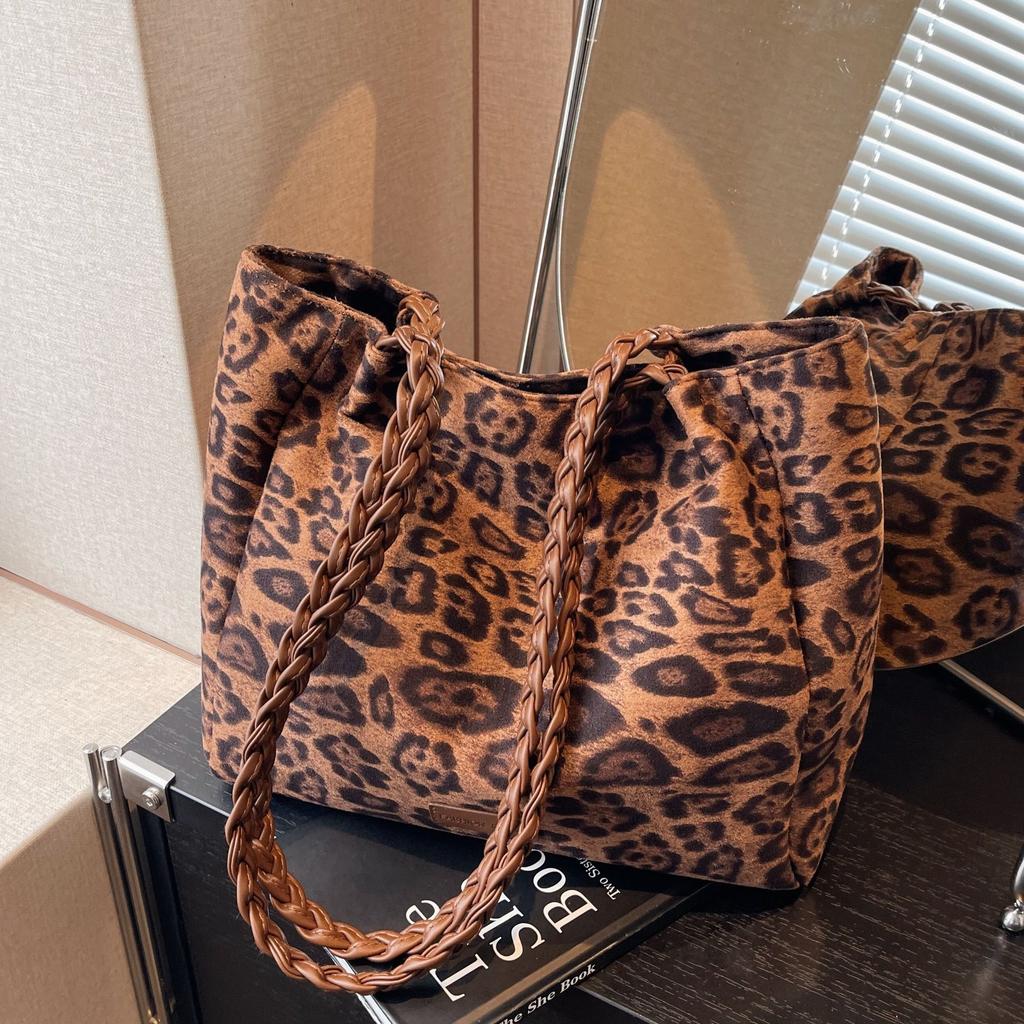 Premium Texture Tote Bag Women'S Large Capacity Underarm Bag Style Retro Leopard Print Flannel Shoulder Messenger Bag Women'S Bag