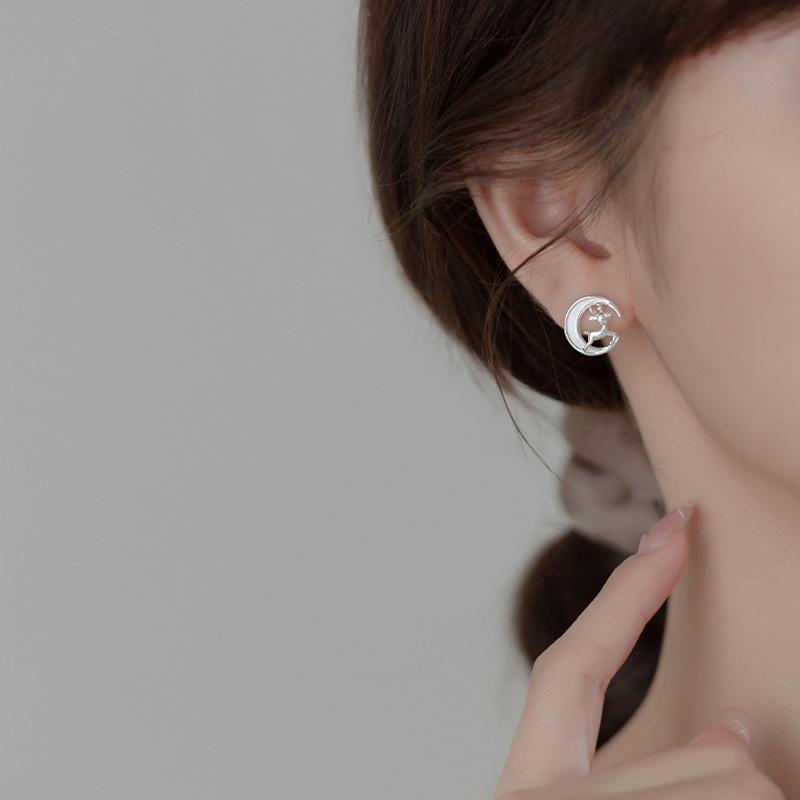 Christmas Reindeer Moon Stud Earrings: Women's Korean Simple Fashion, White Shell Design - Perfect Holiday Gift