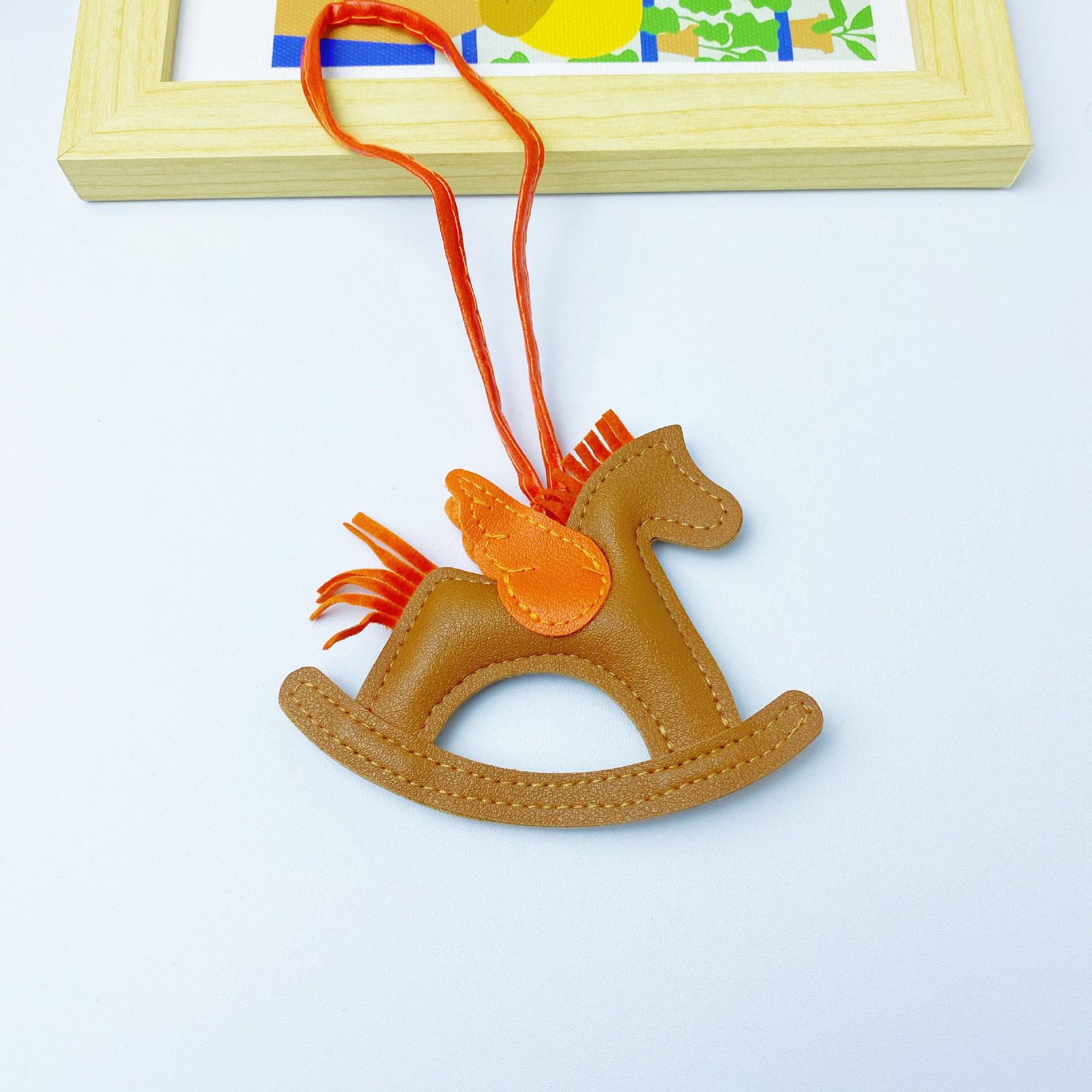 

Цветной брелок-качалка из искусственной кожи в виде лошади - милый подарочный кулон на сумку