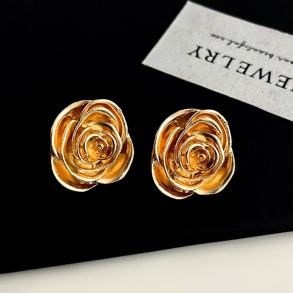 

Ретро сережки-пусети з перлами: Стиль середини століття, сміливий та висококласний для жінок