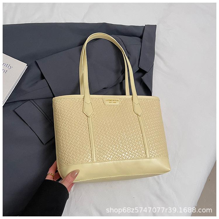 Korean version of urban simple large-capacity shoulder bag 2025 new spring texture underarm bag fashionable casual tote bag