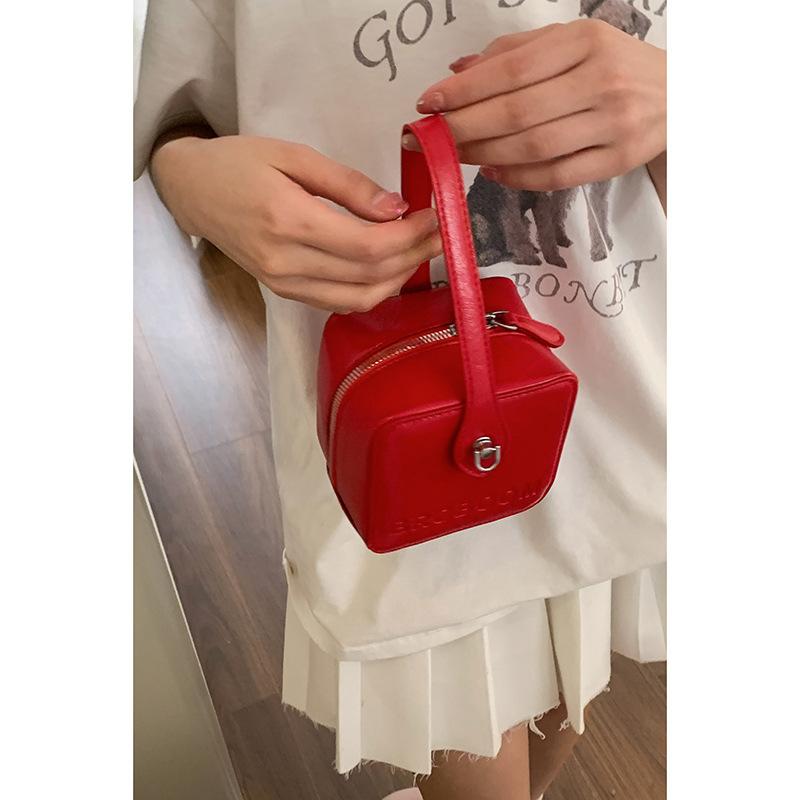 Niche Texture Portable Box Bag Women's 2025 New Fashion Small Square Bag Versatile Messenger Cosmetic Bag Mouth Red Envelope
