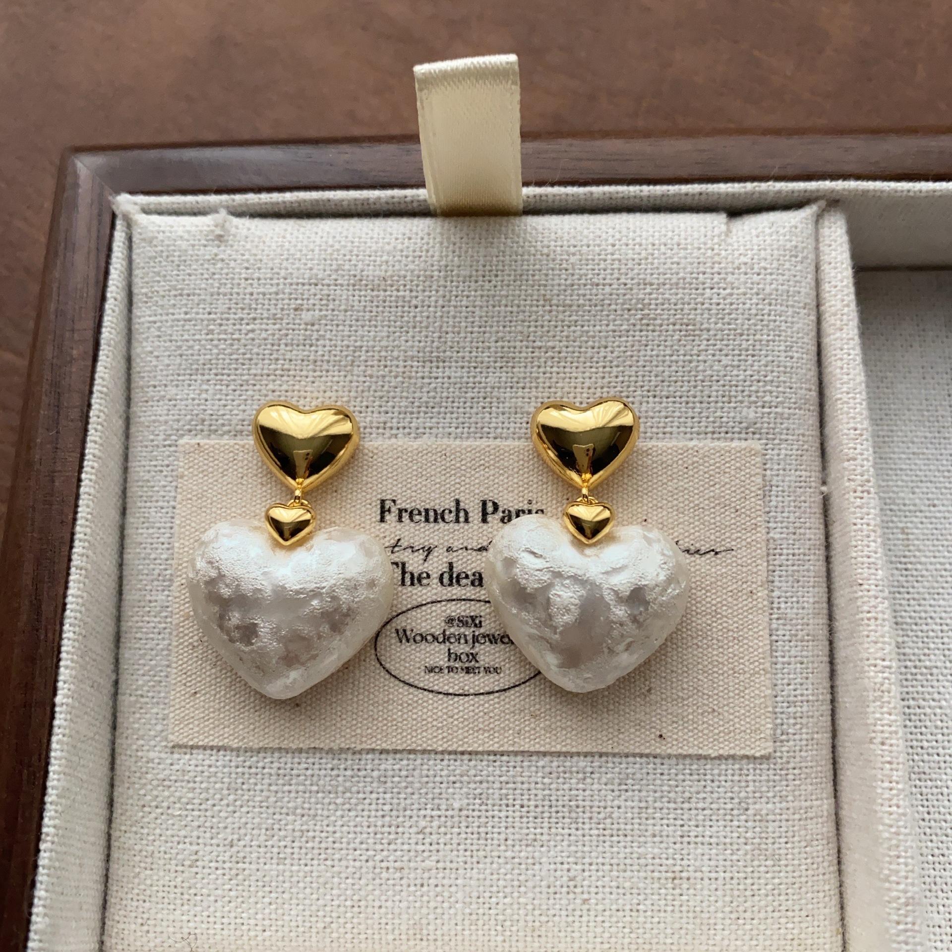 

Classic romantic love pearl stud earrings elegant fashion light luxury high sense gentle atmosphere daily earrings women