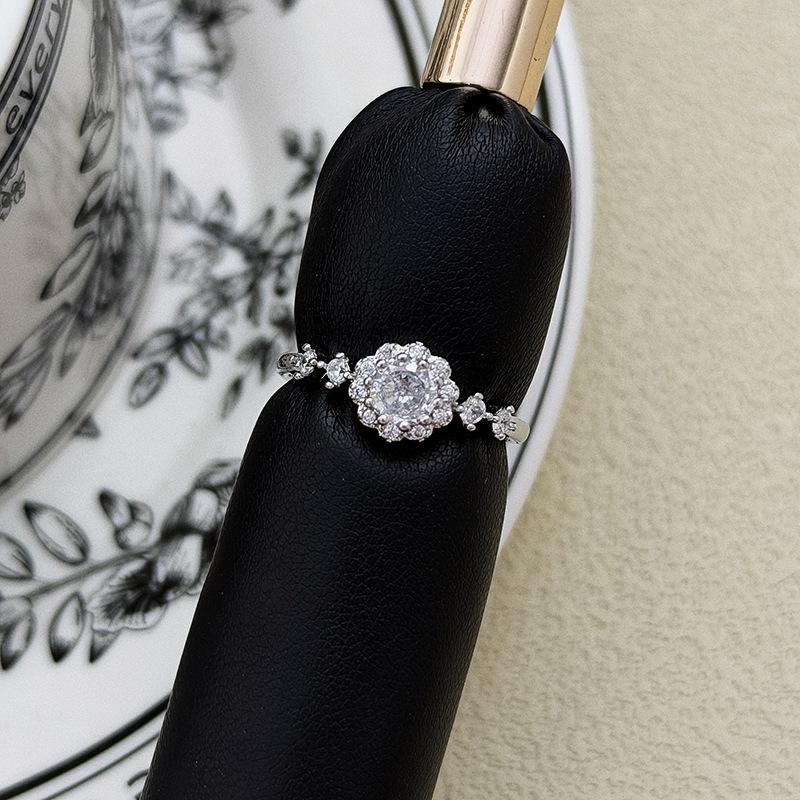 Light Luxury And Elegant Full Of Diamonds, Flower Group Setting, Main Diamond Full Of Diamonds, Zir*****Pen Ring, Exquisite Niche High-End Ring, Woman