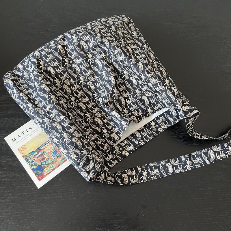 Niche British Liberty Small Cheetah Canvas Bag Retro High-end Shoulder Cross-body Thin Cloth Women