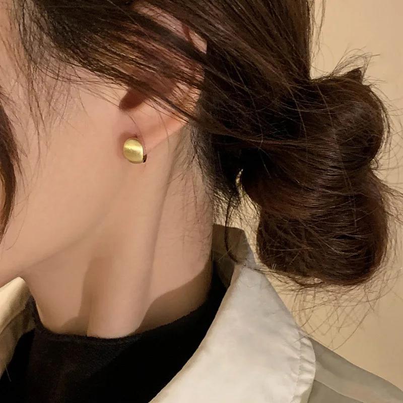 Neue Retro-Ohrringe in Goldfarbe für Damen Matt Minimalistisch Metall Silberfarbe Einfacher Matt-Anhänger Gebogen Elegant Edler Schmuck Geschenk