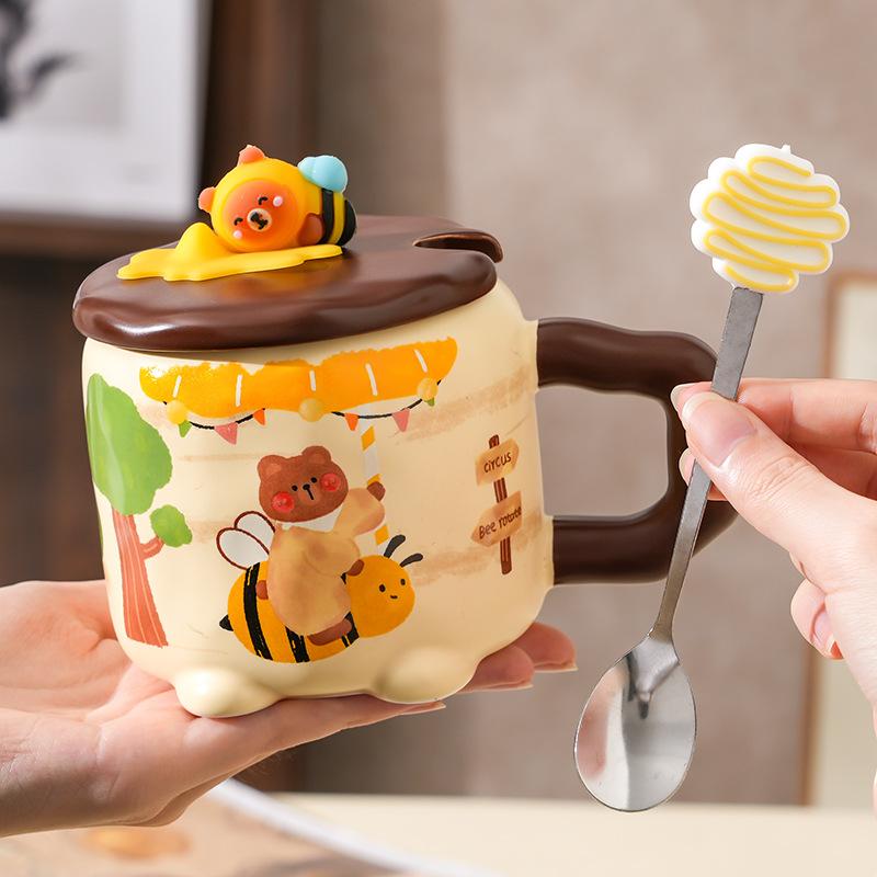 

Милая керамическая кружка «Пчела и медведь» высокой ценности с крышкой для дома, офиса, для пары, для воды, креативная подарочная кружка 401-500ml