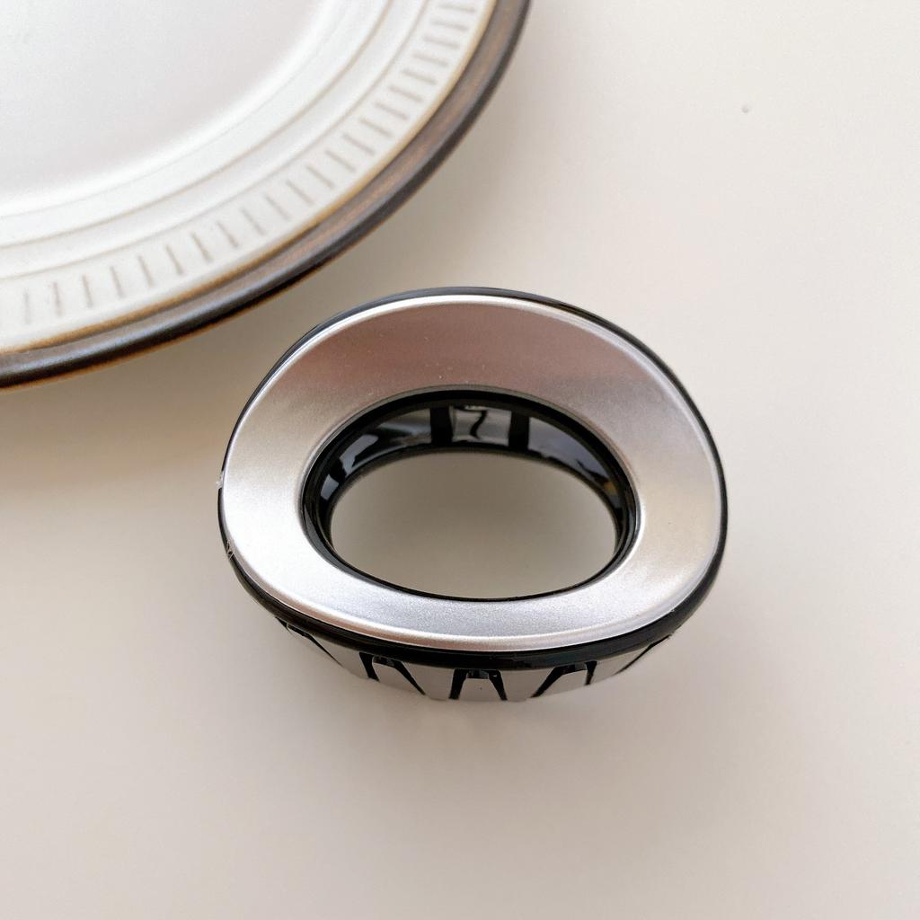 Beautifully Plastic Crafted Hair Claw Clips With Elegant Shapes And Vibrant Colors For Every Hairstyle Needs