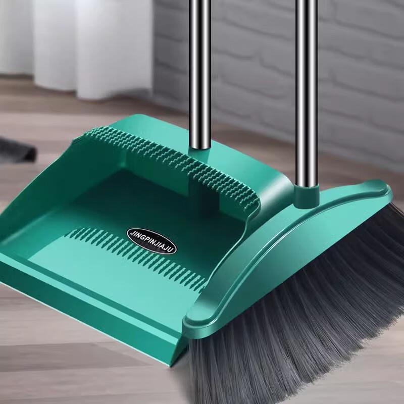 Набор бытовой метлы и совка