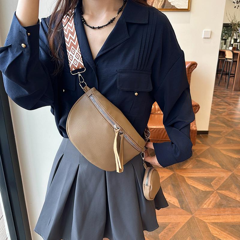 Stilvolle PU-Satteltasche für Damen in Schwarz, Braun, Khaki und Weiß. Perfekt für die Frühlingsmode.