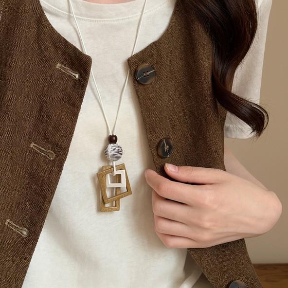 2026 Retro Chinese Resin Pendant Necklace: Unique Clavicle Chain, High-End Accessory for Women