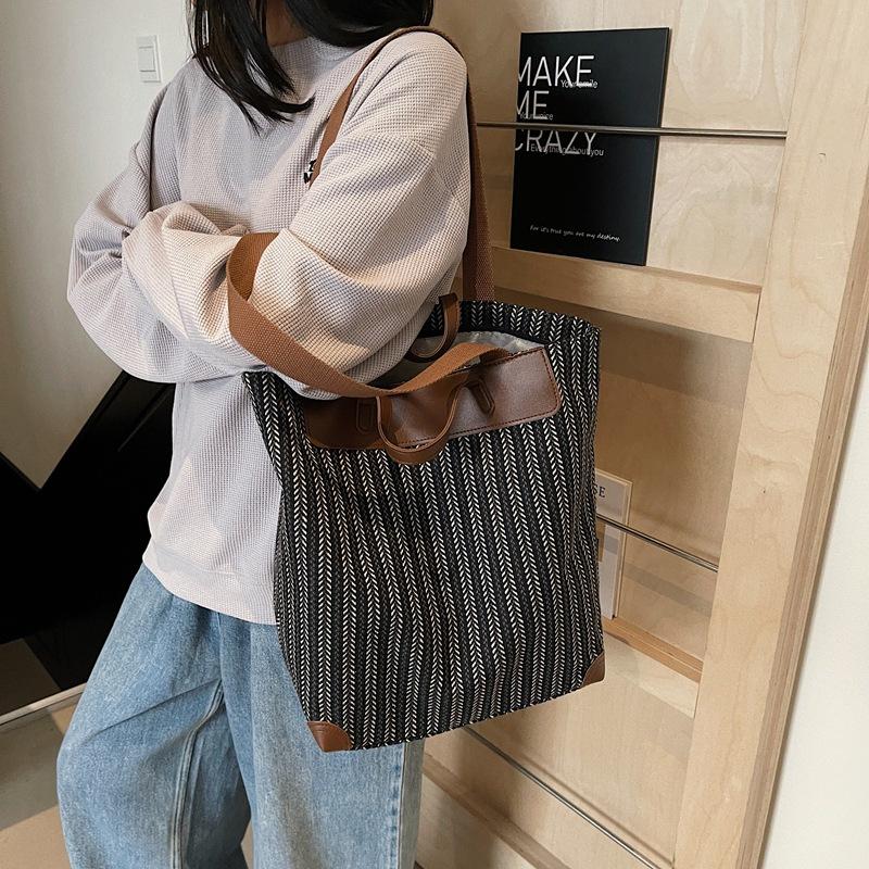 Retro Japanese foreign style hand bag women's bag 2025 new large-capacity casual shoulder bag commuter underarm tote bag