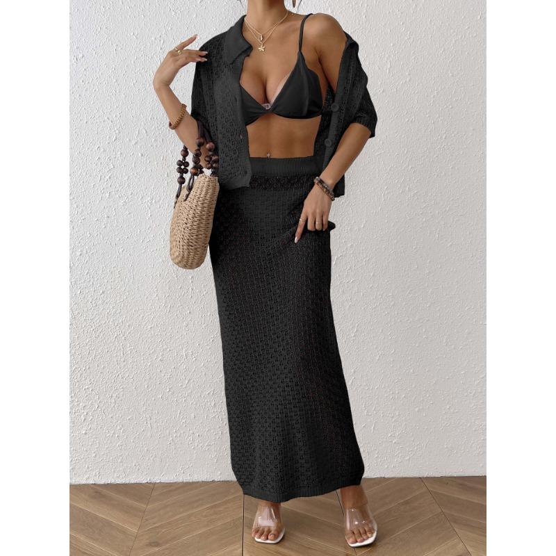 Dámský sexy dvoudílný oblek s výřezy, polokošilí, zapínáním na knoflíky, bundou a sukní