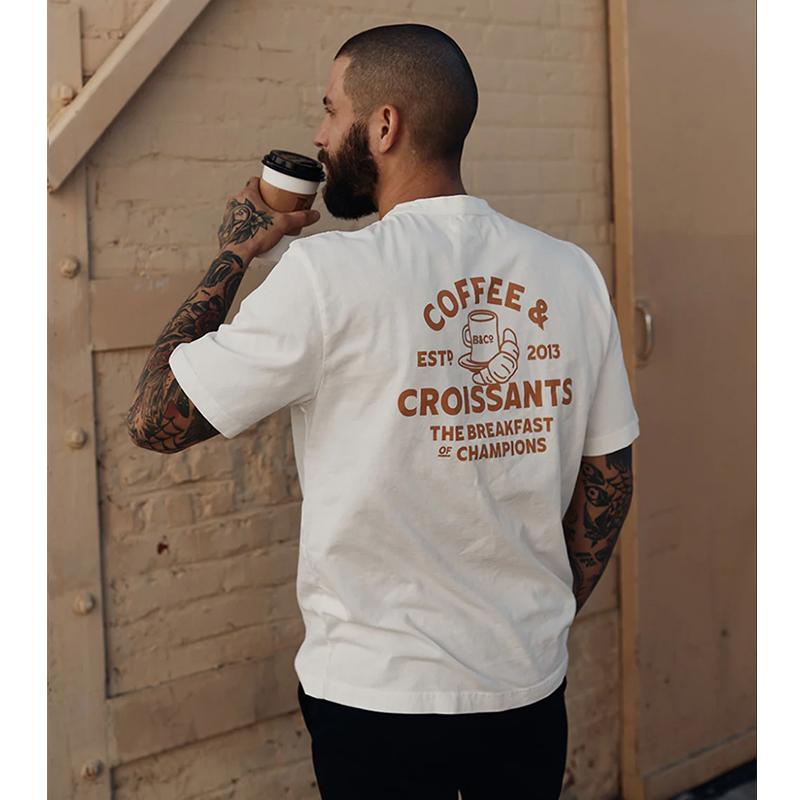 Kaffee & Croissants Amerikanischer Retro-Sportstil reiner Baumwoll-Print Rundhals Kurzarm-T-Shirt Männer