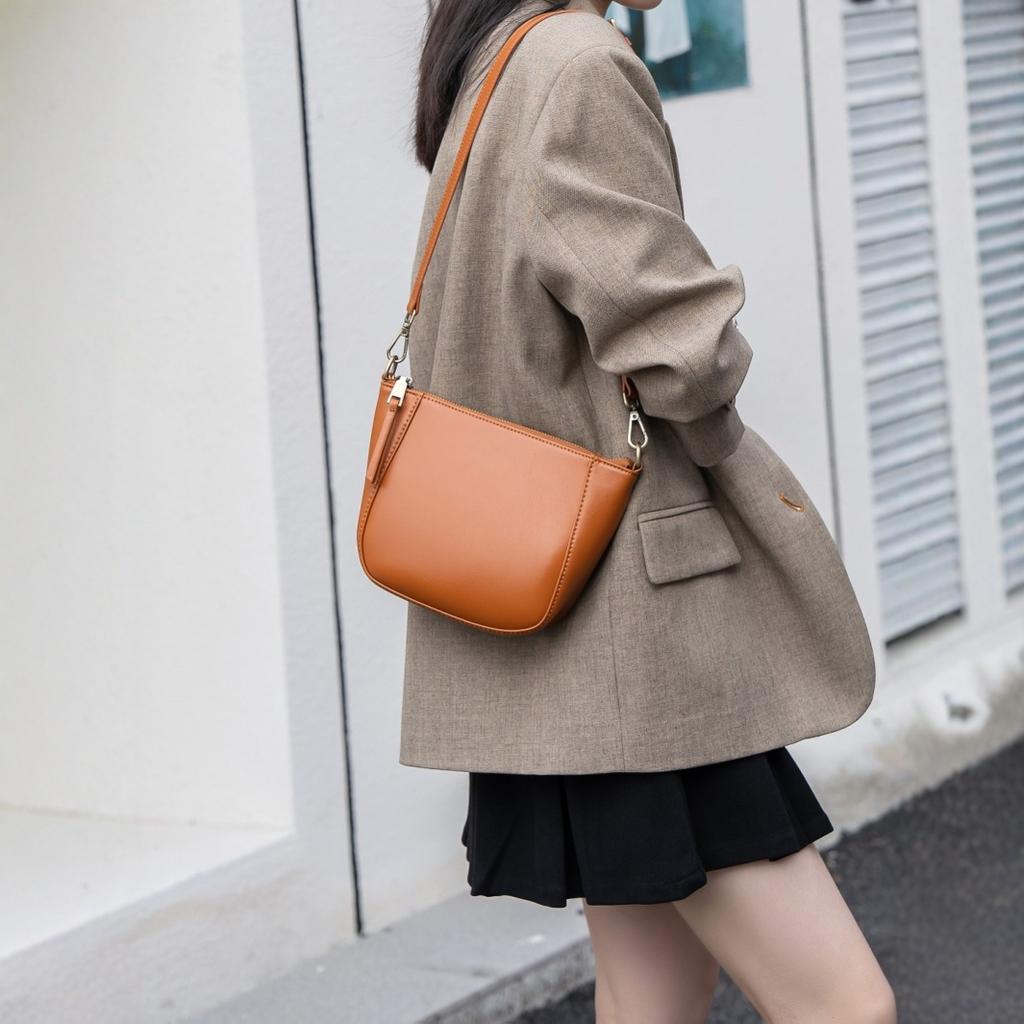 Crossbody Bag New Versatile Niche Shoulder Bag for Women Simple and Fashionable Handheld Leather Shell Bag