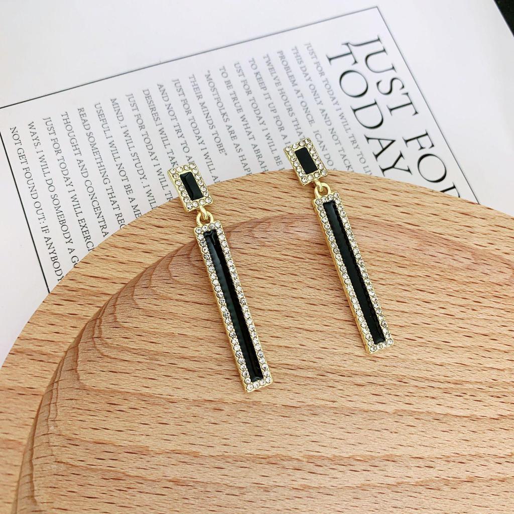 Chic Black Diamond Drop Earrings - Stylish and Elegant for Trendsetters