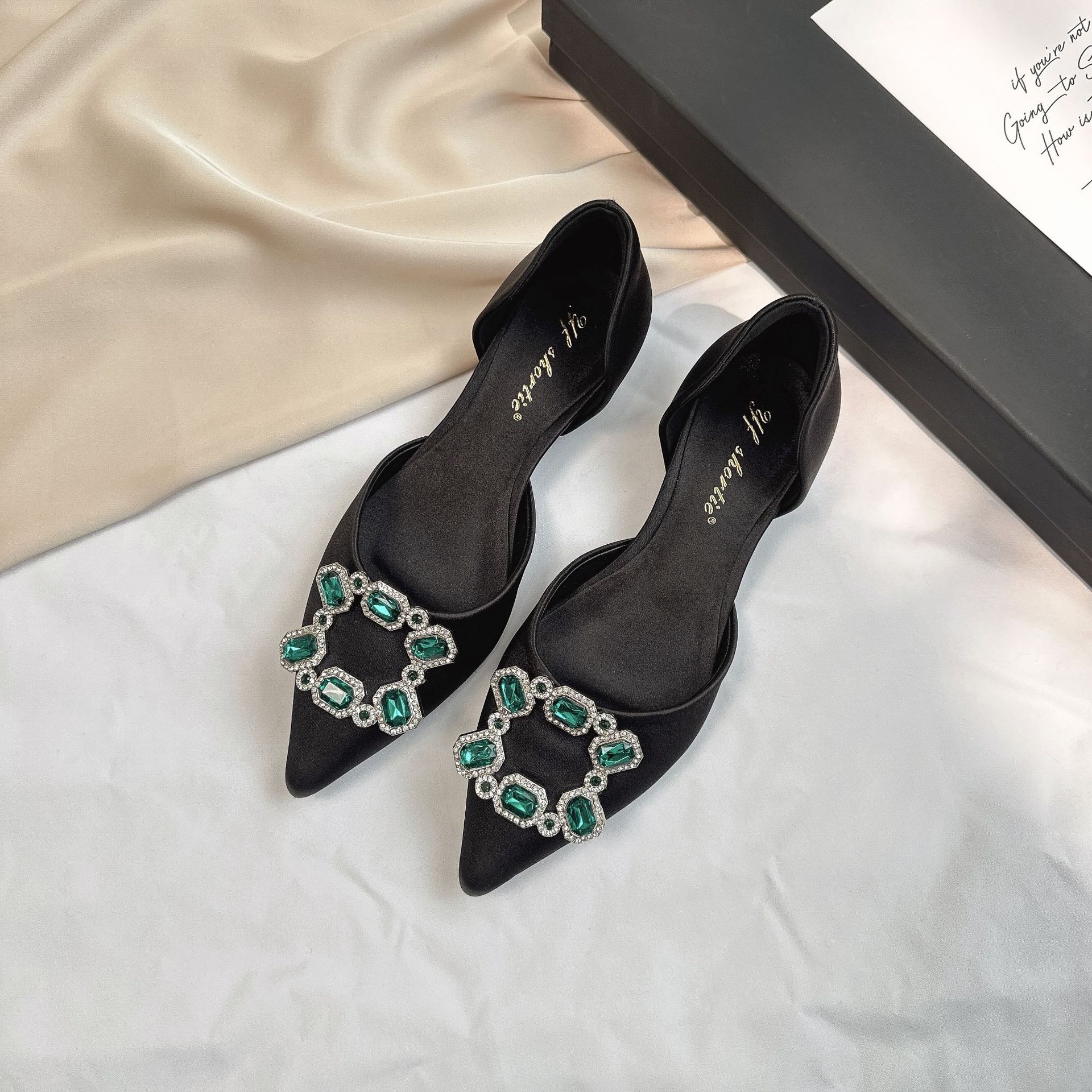 

Весна-лето 2025 новая атласная обувь со стразами, квадратной пряжкой, острым носком, с мелким вырезом, на плоской подошве, женская, в полом сказочном стиле, хрустальная свадебная обувь 34