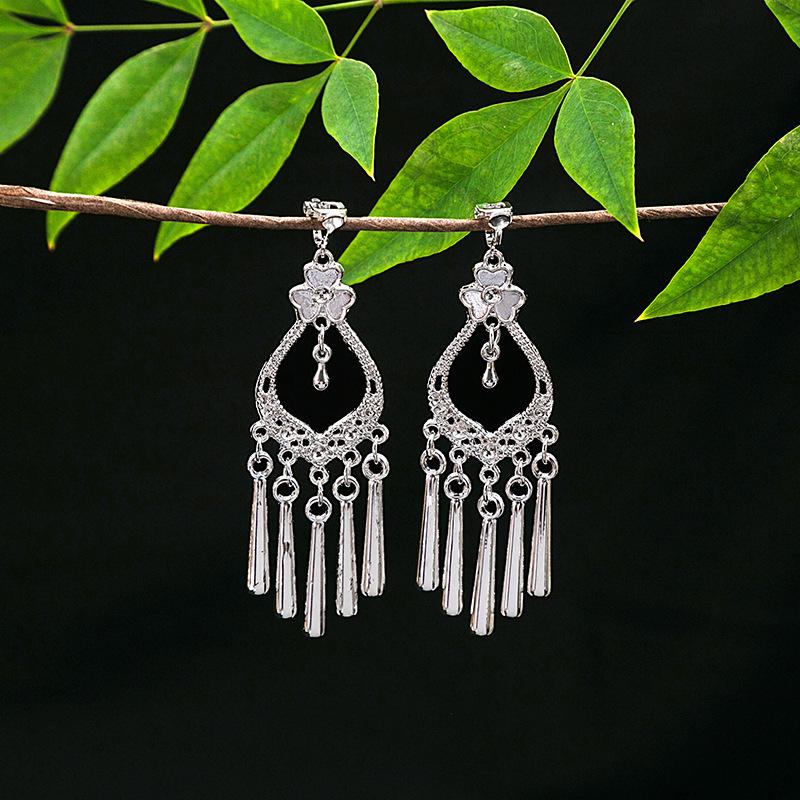 Ethnic Miao Silver Tassel Ear Clip - No-Piercing Retro Metal Earring for Women