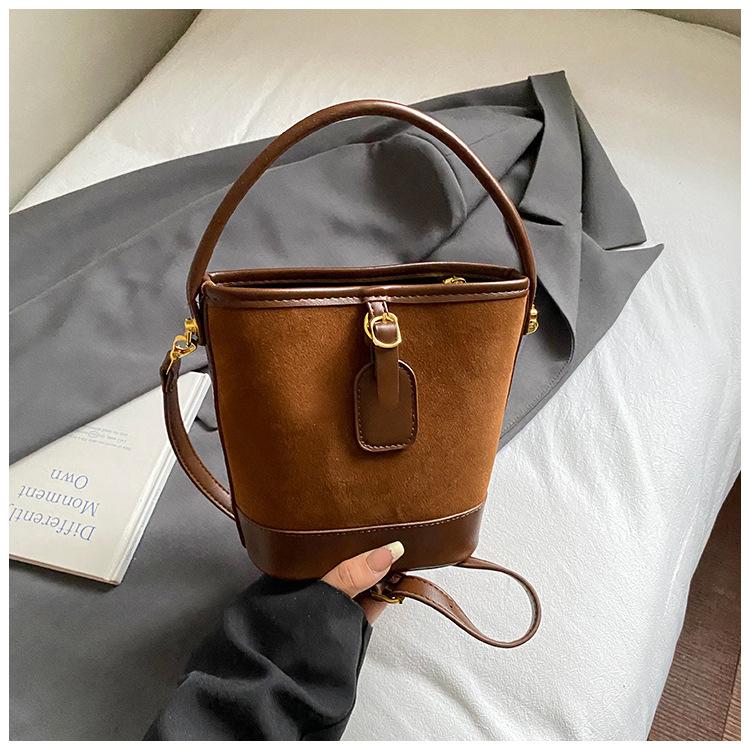 

2025 autumn new fashion casual bucket bag retro design foreign style shoulder messenger bag texture handbag women коричневый