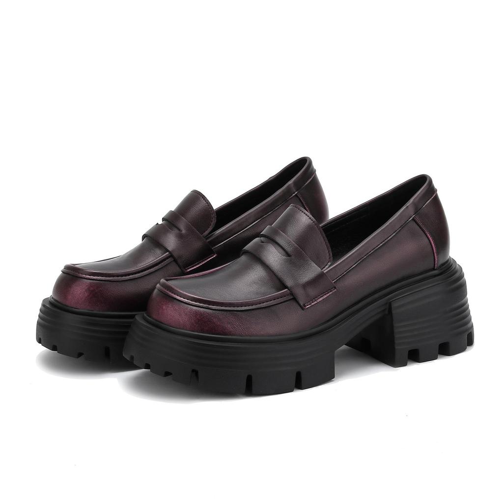 Damen Retro Leder Slipper im britischen Stil mit verstecktem Absatz, Trend Frühjahr 2025.