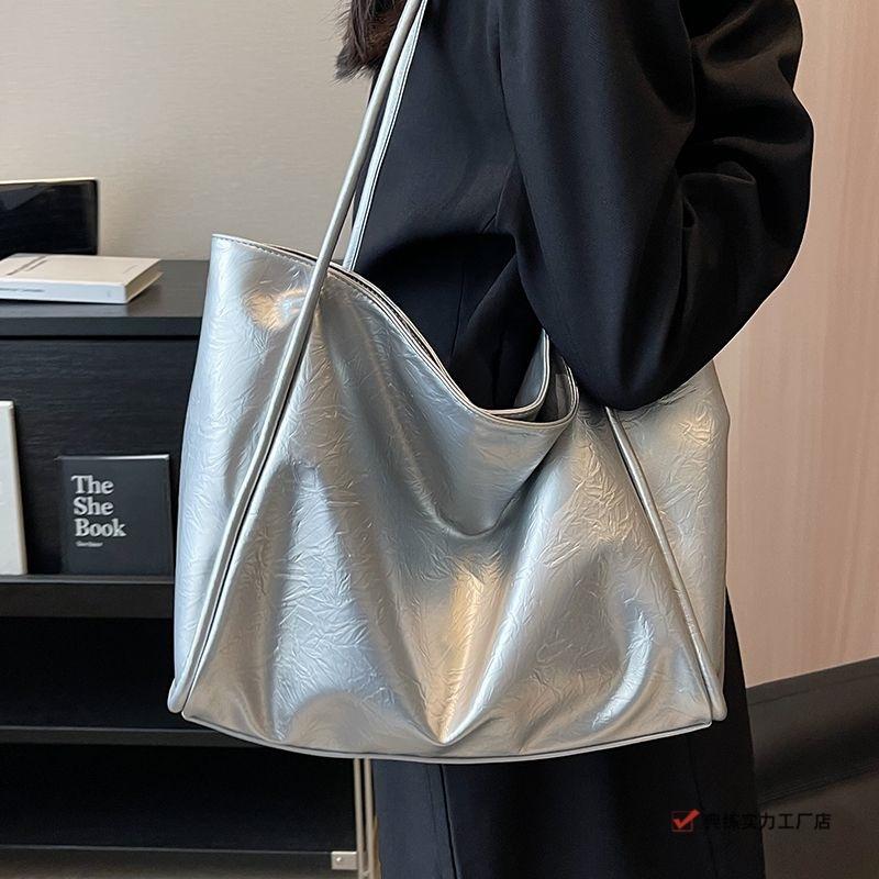 Large-capacity Bag Women's Bag, New Silver Shoulder Bag, College Student Commuter Tote Bag, White and Black Traditional Practice